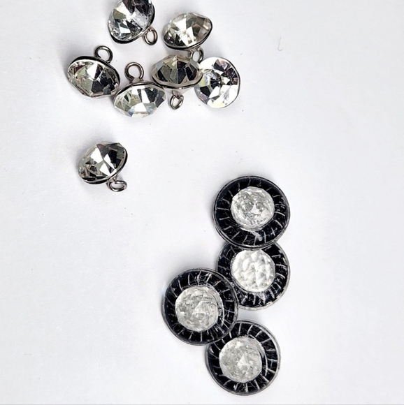 Thirty-Nine Assorted Antique And Vintage Rhinestone Buttons - Picture 11 of 16